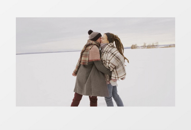 情侣二人在雪地拥抱实拍视频素材