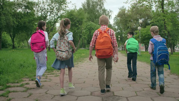 孩子们背包走在上学的路上实拍视频素材