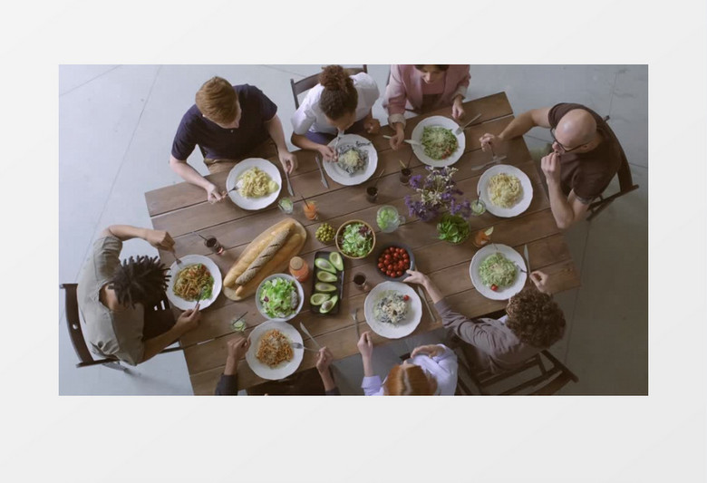 俯拍家庭聚会的丰盛美食实拍视频素材