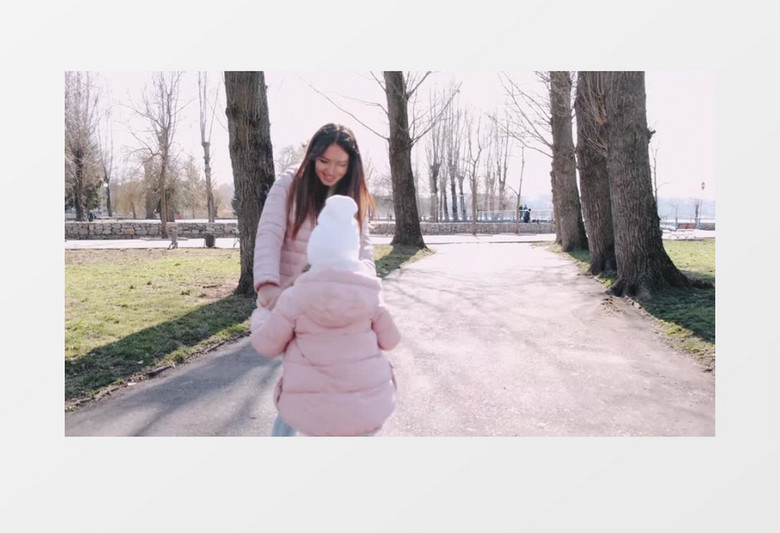 妈妈陪着女孩在转圈实拍视频素材