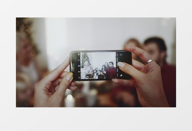 用手机拍照记录家庭聚会实拍视频素材