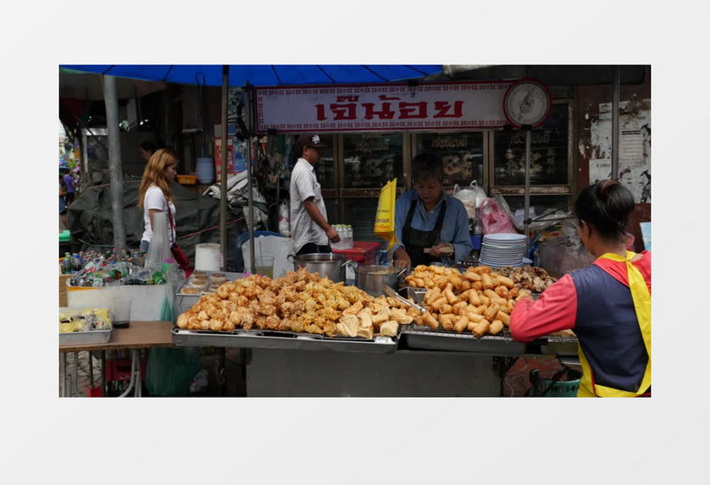 女人在小吃炸摊打包食物实拍视频素材