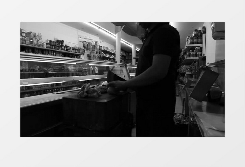 一个男人在商店里剁肉黑白实拍视频素材