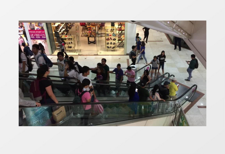 人们在购物中心的扶梯上实拍视频素材