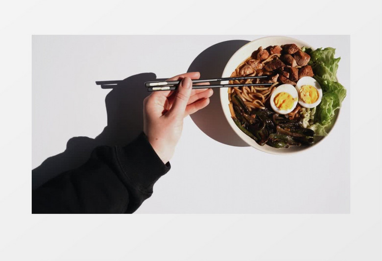 用筷子在碗中夹肉吃实拍视频素材