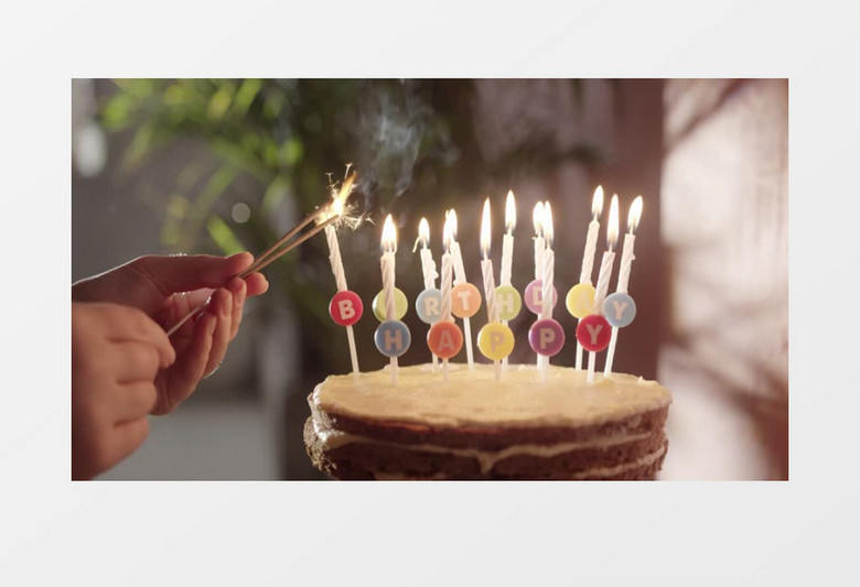 在生日蛋糕的蜡烛上点燃烟花实拍视频素材