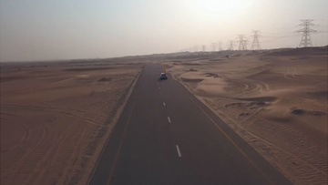 汽车奔跑在沙漠中的道路上实拍视频素材