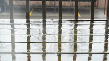 房檐下被雨淋湿的地板实拍视频素材