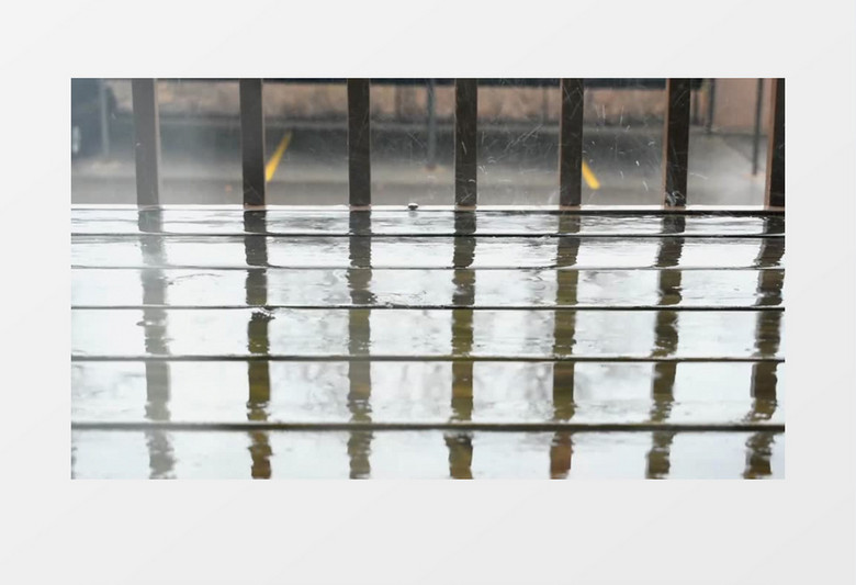 房檐下被雨淋湿的地板实拍视频素材