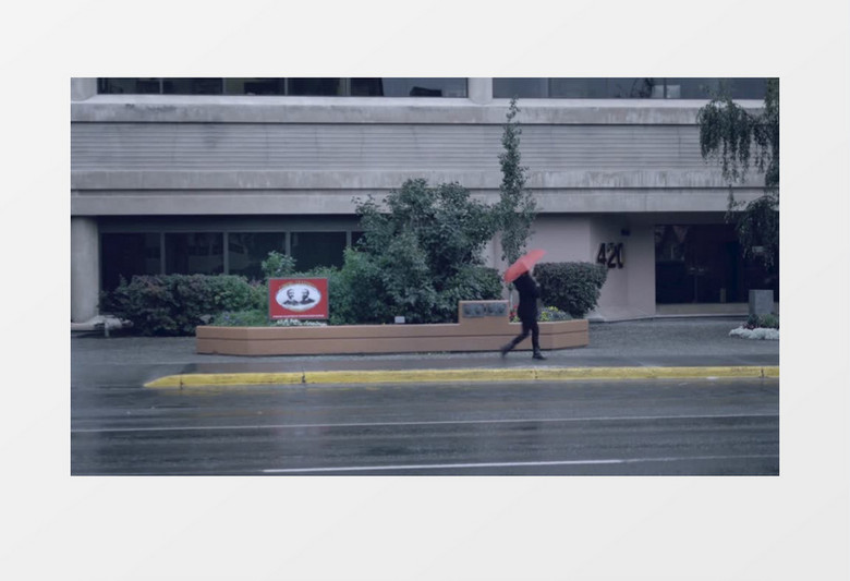 雨中撑伞走过的女人实拍视频素材