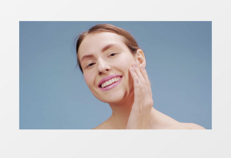 美女在脸上按摩精油实拍视频素材