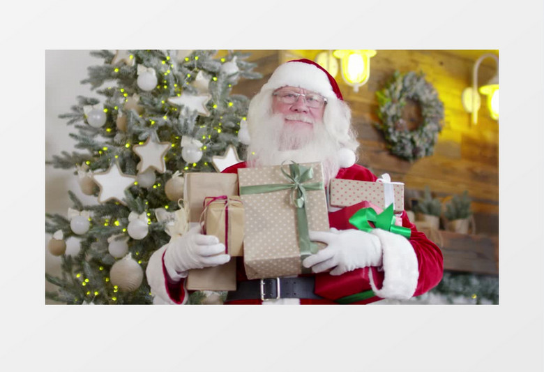圣诞老人抱着很多的圣诞节礼物实拍视频素材