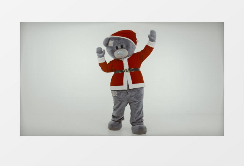 圣诞节小熊在开心的舞蹈实拍视频素材