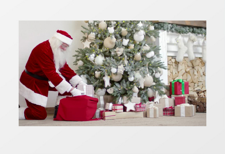 圣诞老人在圣诞树前整理礼物实拍视频素材