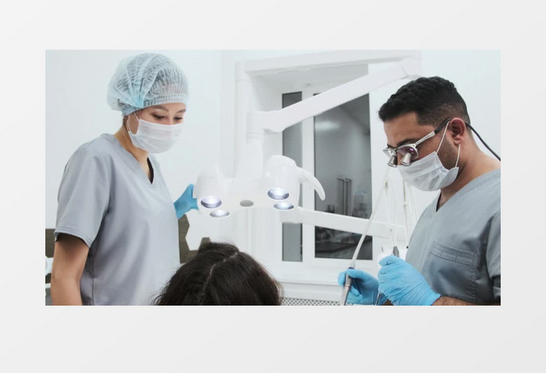 牙医在给女患者治疗牙齿实拍视频素材