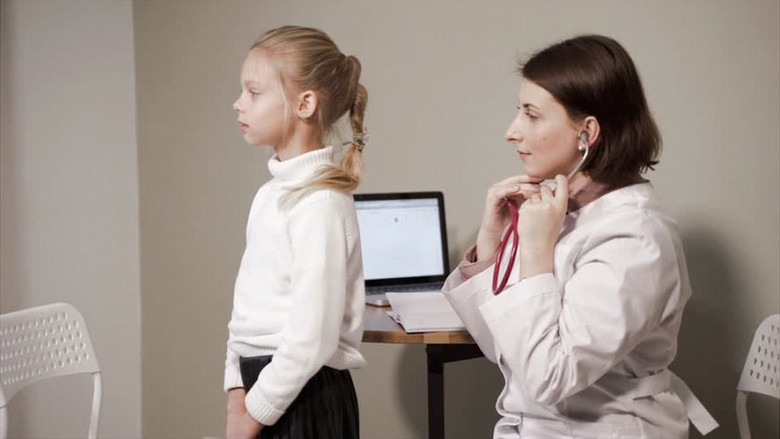 女医生在用听诊器给女孩检查身体实拍视频素材下载_mp4格式_熊猫办公 