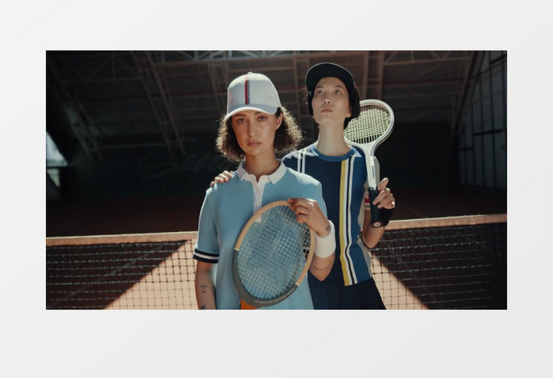 两个身穿运动服的女孩面对镜头拿网球拍拍摄实拍视频