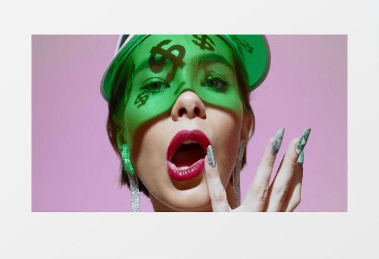 美女戴着绿色的遮阳帽在擦拭口红实拍视频素材