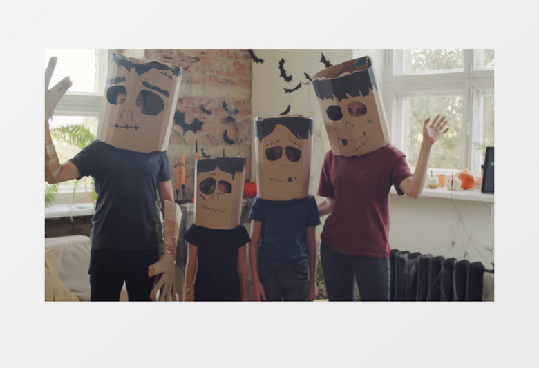 一家人带着纸板做的面具对镜头挥手实拍视频素材