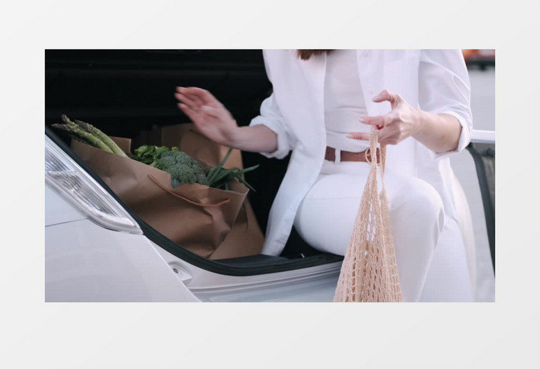 高清视频超市停车场美女整理蔬菜购物视频素材