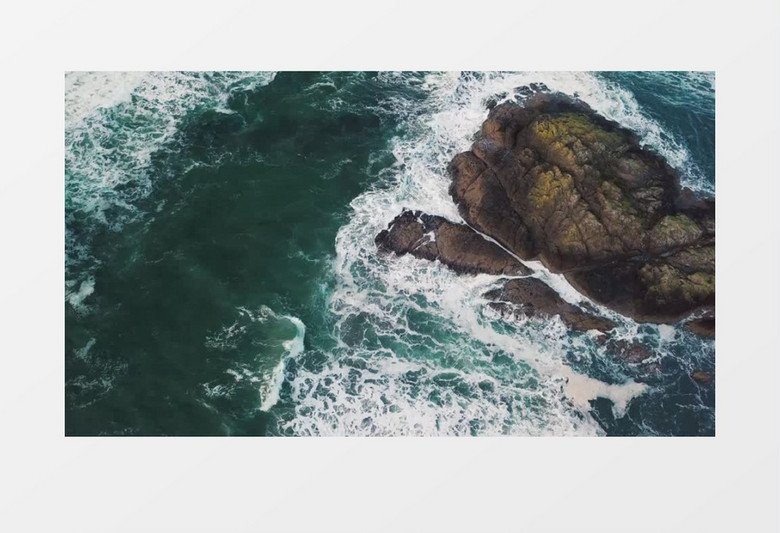 俯拍海水拍打着礁石实拍视频素材  
