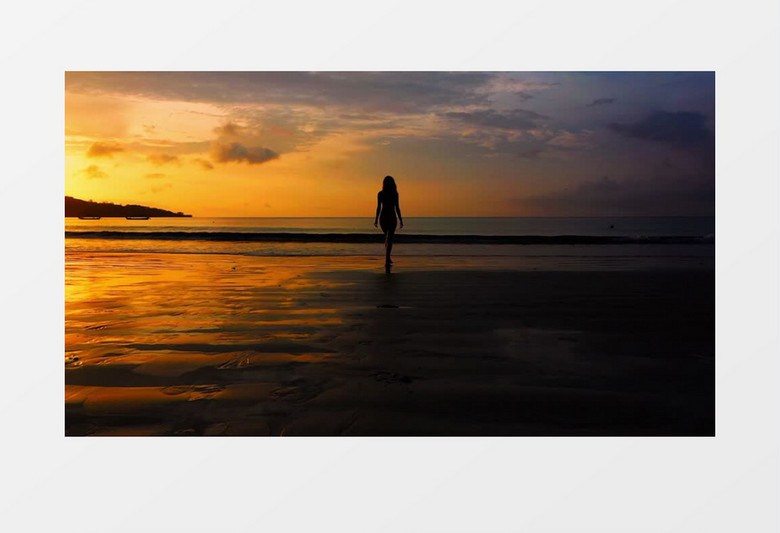 高清实拍女人傍晚走在海边剪影实拍视频素材