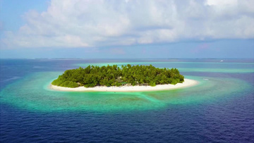 航拍碧绿的海里有一座小岛实拍视频