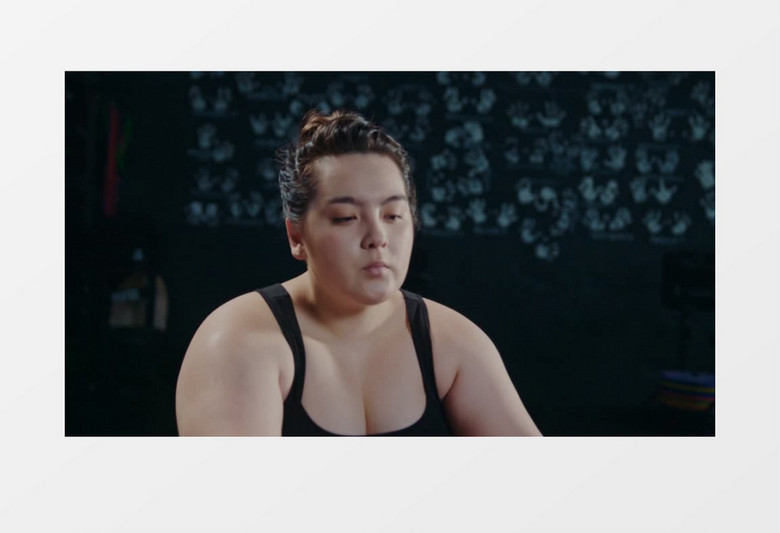 一个胖胖的女孩正在体育馆做运动实拍视频