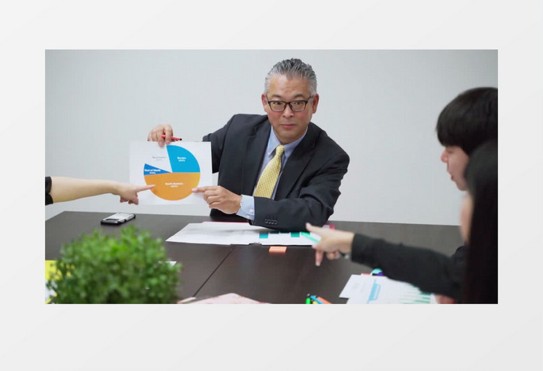 男子向员工展示统计图实拍视频
