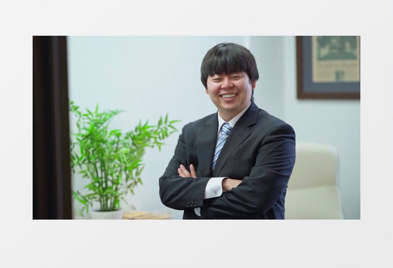 穿西装的男子面对尽头开心的笑实拍视频