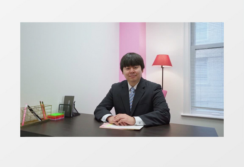 男子坐在自己的工位上实拍视频