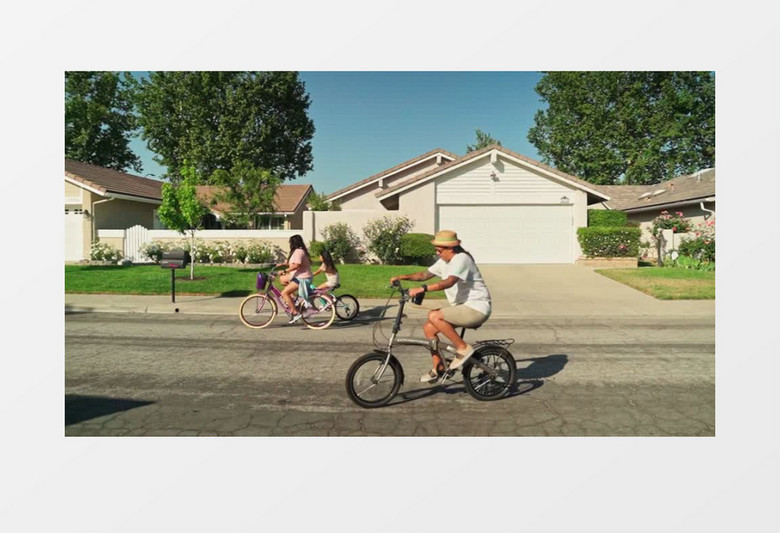 一家人在道路上骑自行车实拍视频素材