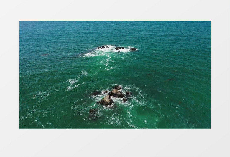 航拍海水拍打着海中的礁石实拍视频素材