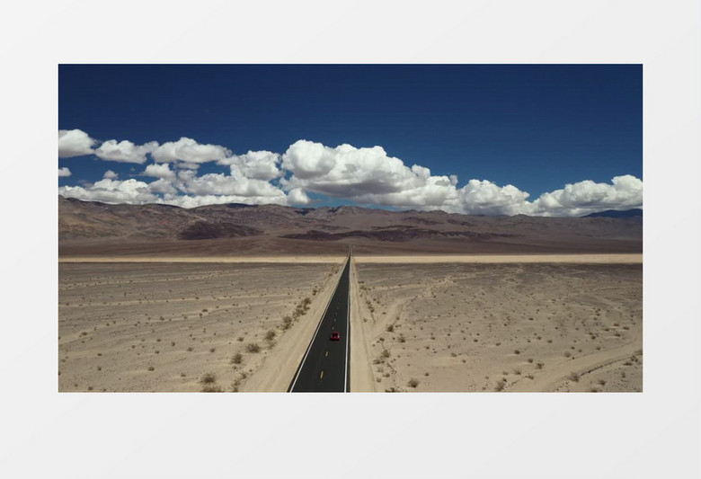 航拍行驶在沙漠道路上的汽车实拍视频素材
