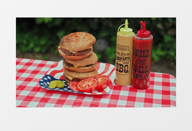 实拍汉堡和番茄沙司酱料在桌面展示实拍视频素材