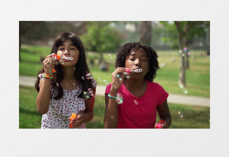 两个小女孩在公园吹泡泡实拍视频素材