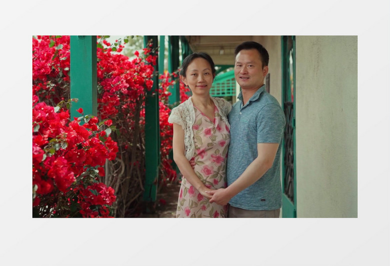 夫妻二人相拥站立在花园的长廊中实拍视频素材