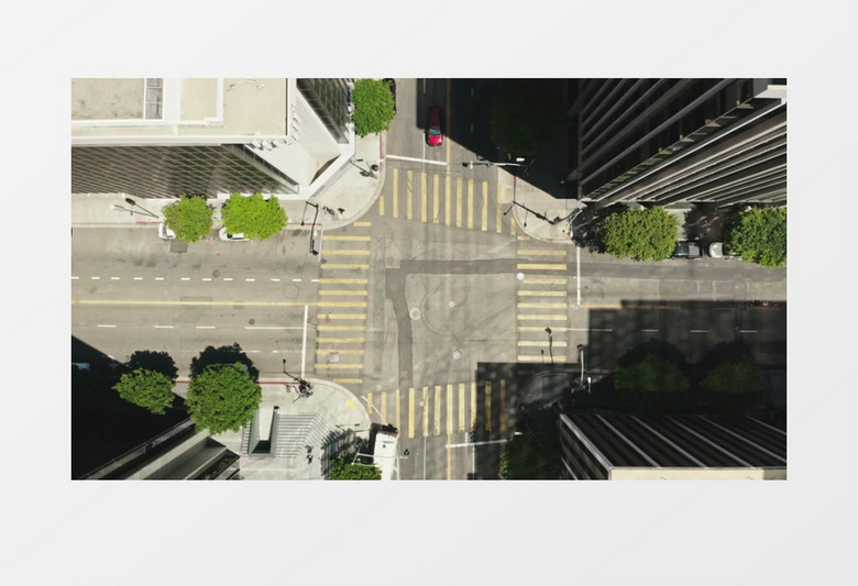 俯拍街道路口的交通状况实拍视频素材