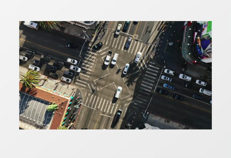 俯拍十字路口的车辆行驶状况实拍视频素材