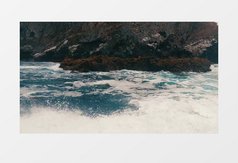 汹涌的海水不断拍打着岸边的礁石实拍视频素材