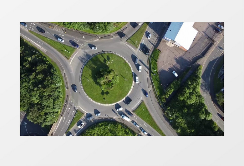 实拍城市中心道路的绿植实拍视频素材