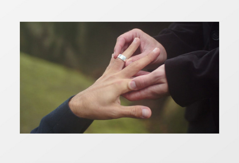 情侣间互戴戒指十字相扣实拍视频素材