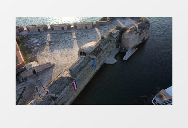 大海中央的奇形建筑实拍视频素材