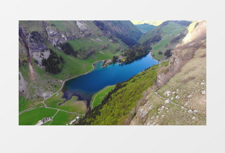 两座山川中间美丽的湖泊实拍视频素材