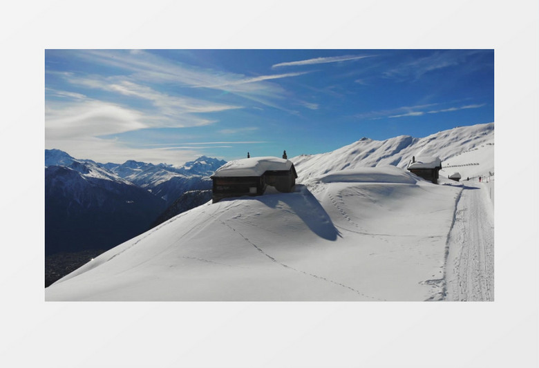 高清实拍山顶的小房子和被大雪覆盖的山实拍视频素材
