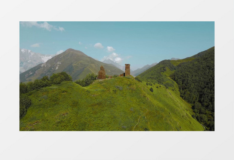 实拍山顶上的草地和建筑物残骸实拍视频素材
