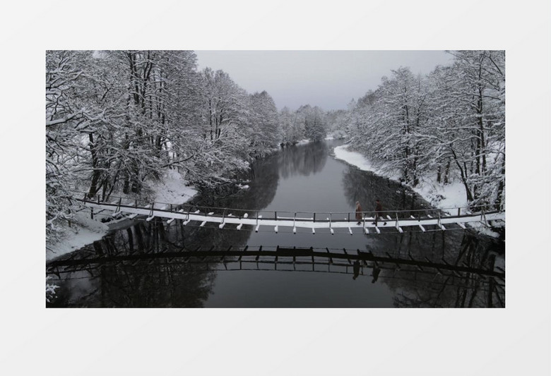 一对情侣漫步走在大雪覆盖的吊桥上实拍视频素材