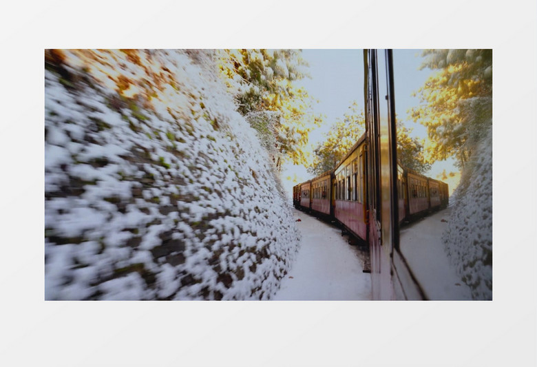 实拍冬季火车缓缓通过轨道的景象实拍视频素材