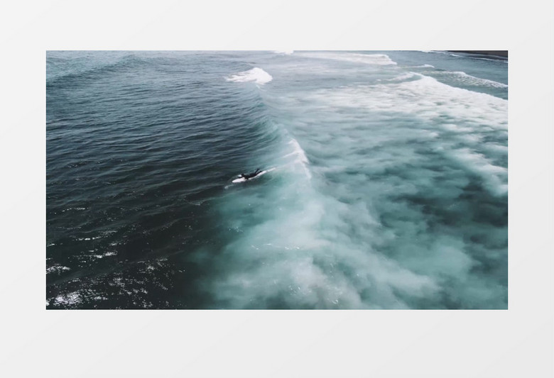 实拍冲浪者在大海中冲浪实拍视频素材