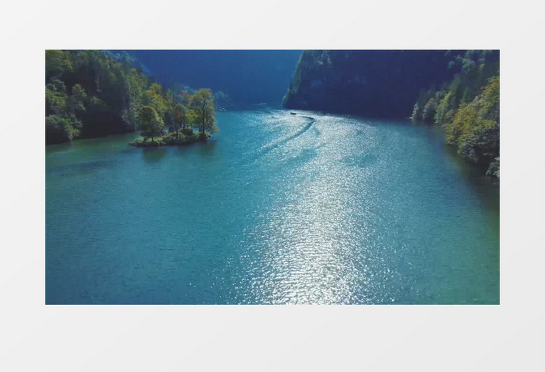 波光粼粼的河水和两侧的山川实拍视频素材